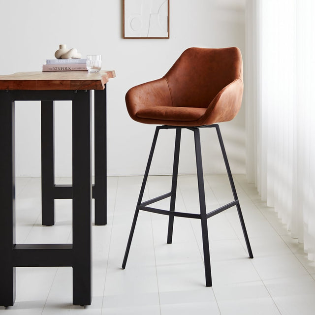 Sgabello bar Elise Ecopelle Dimehouse Cognac LxPxH 88x61x54 Ecopelle Foto atmosferica diagonale vista frontale
