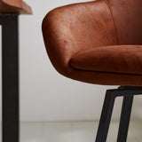 Sgabello bar Elise Ecopelle Dimehouse Cognac LxLxH 88x61x54 Ecopelle Atmosferica dettaglio fotografico