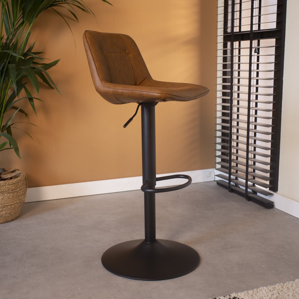 Sgabello da bar Jason Dimehouse Cognac LxPxH 82x52x39 Ecopelle Foto atmosferica vista laterale