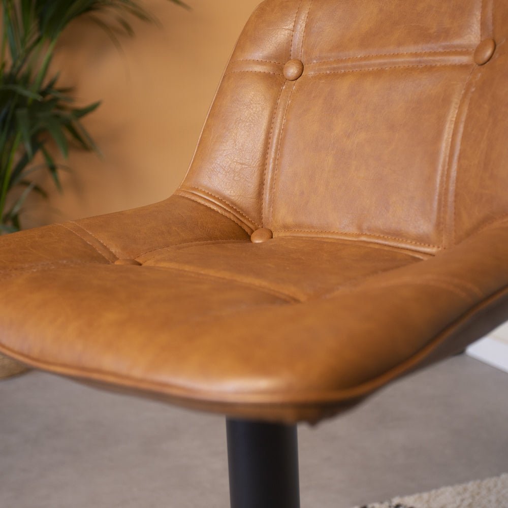 Sgabello da bar Jason Dimehouse Cognac LxLxH 82x52x39 Ecopelle Dettaglio fotografico atmosferico