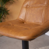 Sgabello da bar Jason Dimehouse Cognac LxLxH 82x52x39 Ecopelle Dettaglio fotografico atmosferico