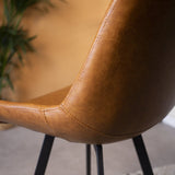 Sgabello Giunone Dimehouse Cognac LxPxH 86x56x56 Ecopelle Dettaglio fotografico atmosferico
