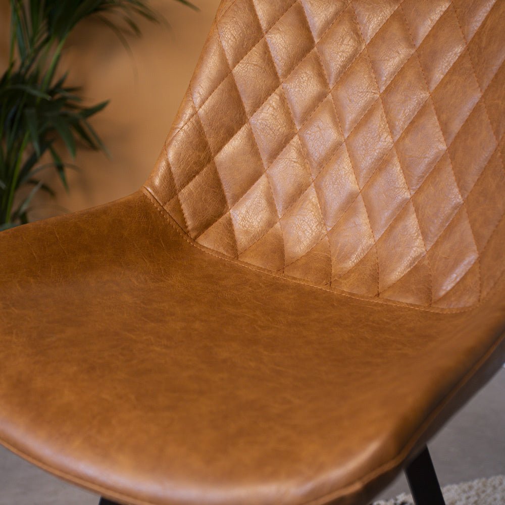 Sgabello Giunone Dimehouse Cognac LxPxH 86x56x56 Ecopelle Dettaglio fotografico atmosferico