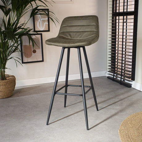 Sgabello Kenton Dimehouse Verde LxPxA 84x54x49 Microfibra Foto ambientata vista frontale diagonale