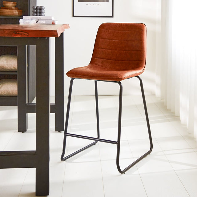 Sgabello da bar Mark Ecopelle Dimehouse Cognac LxPxH 79x65x54 Ecopelle Foto atmosferica vista diagonale frontale