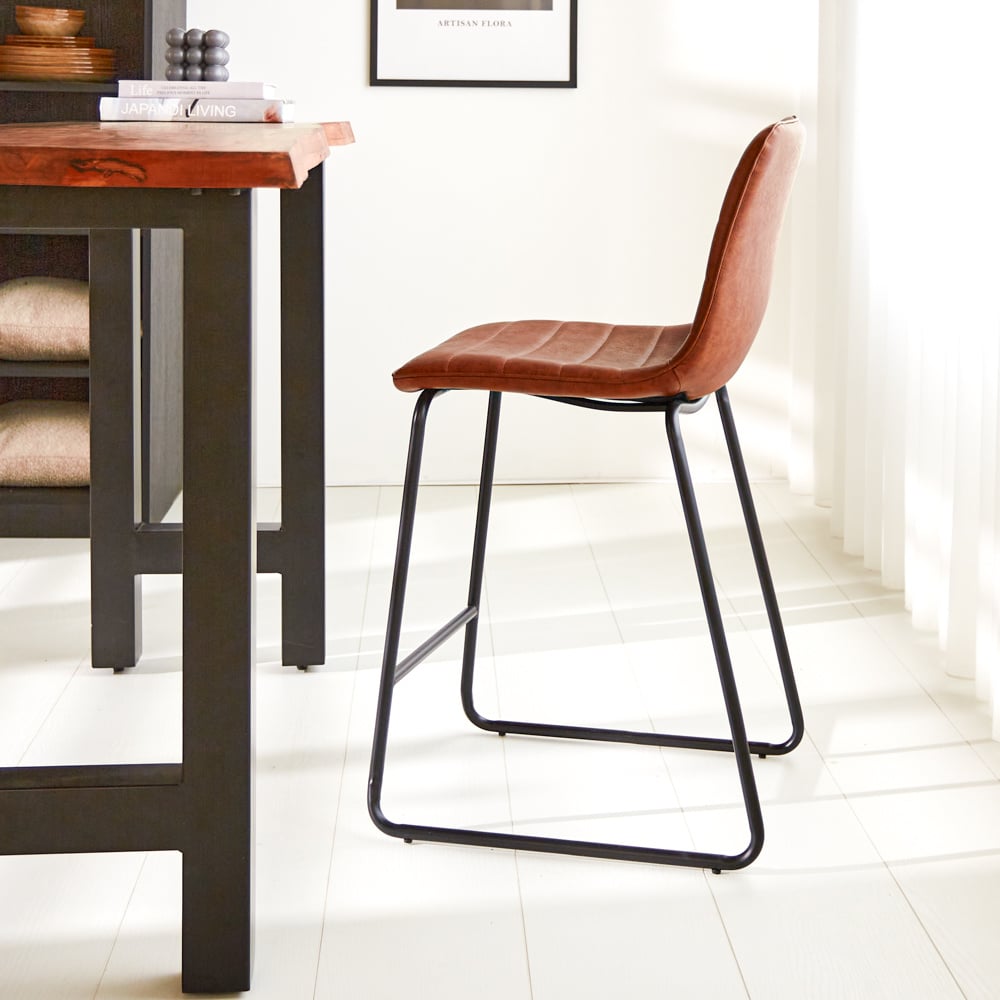 Sgabello da bar Mark Ecopelle Dimehouse Cognac LxPxH 79x65x54 Ecopelle Foto atmosferica vista laterale