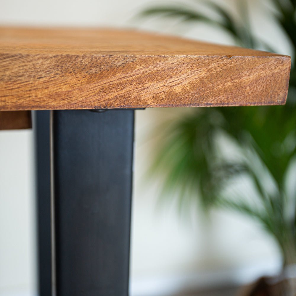 Tavolo da bar Las Vegas Dimehouse Marrone LxPxA 135x75x7 Legno di mango Dettaglio fotografico atmosferico