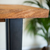 Tavolo da bar Las Vegas Dimehouse Marrone LxPxA 135x75x7 Legno di mango Dettaglio fotografico atmosferico