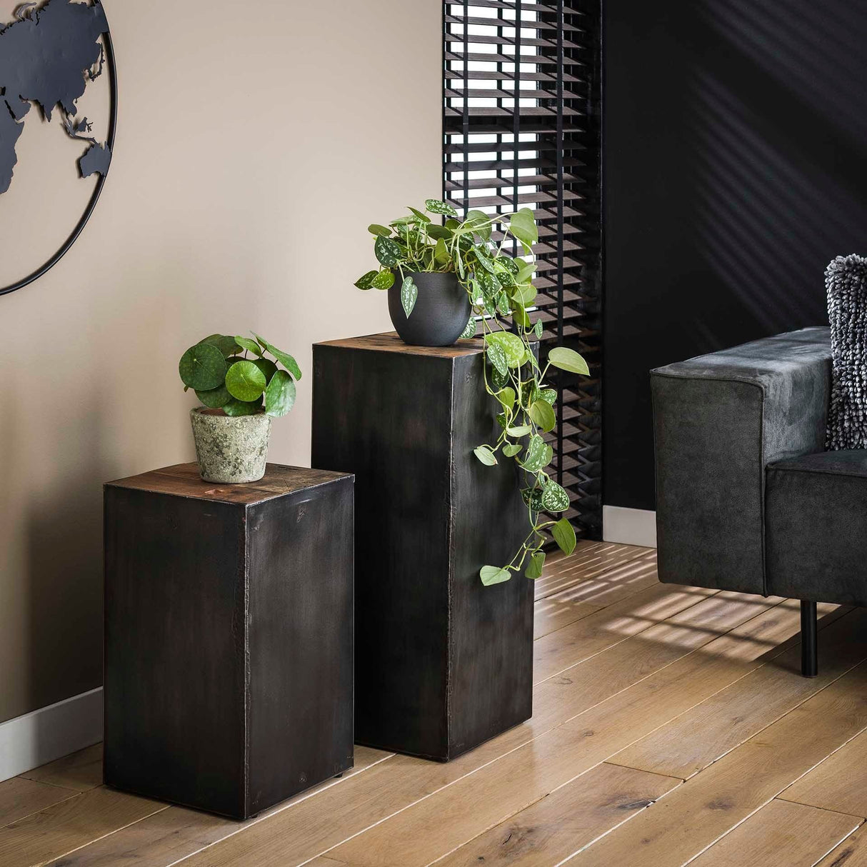 Colonna portafiori Crosby DH Interior Hardwood LxWxH 74x33x33 Hardwood Foto atmosferica vista frontale diagonale