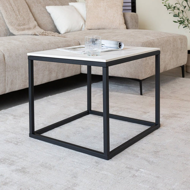 Tavolino Fien Dimehouse Bianco LxPxH 63x63x10 Pietra sinterizzata Foto suggestiva vista diagonale frontale
