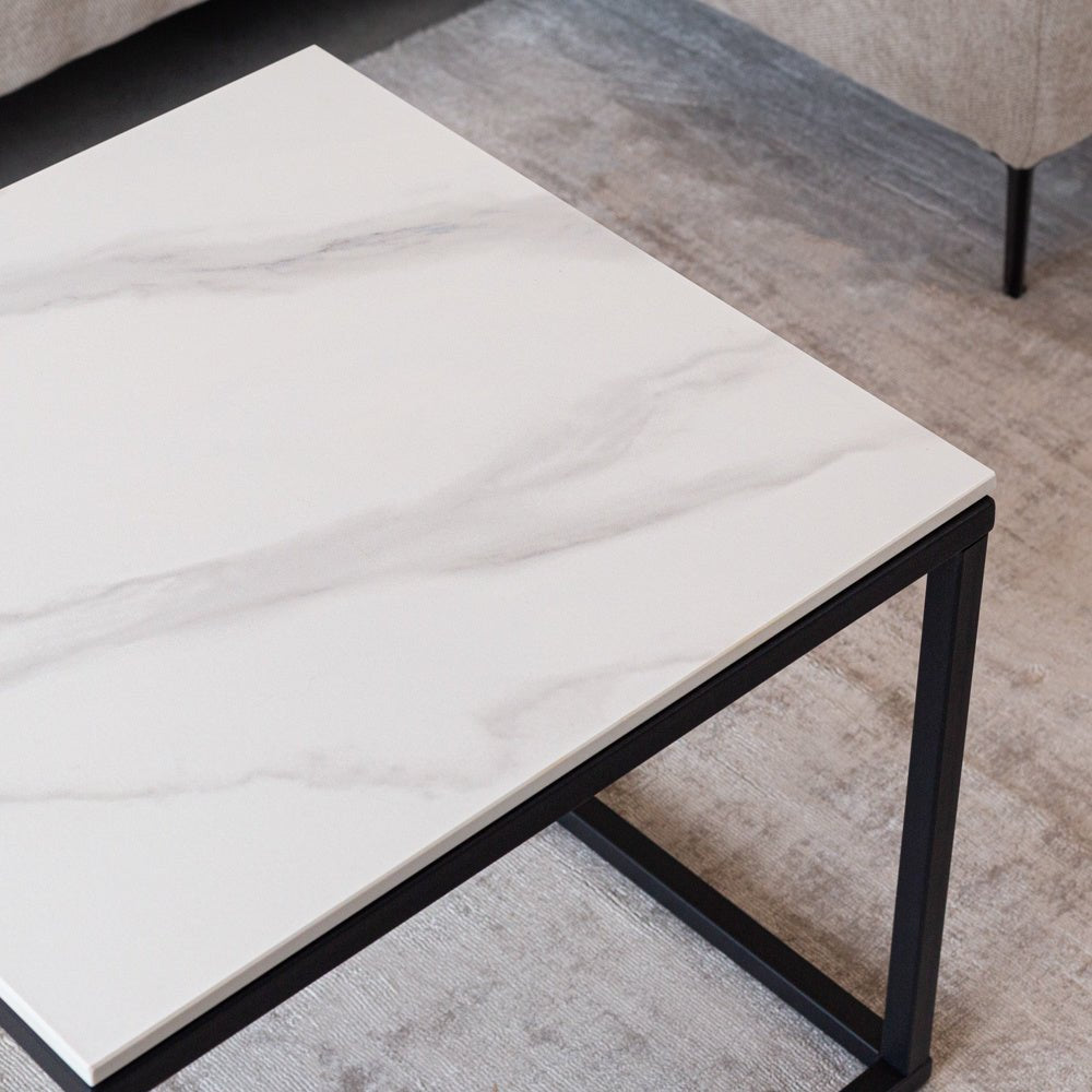 Tavolino Fien Dimehouse Bianco LxPxH 63x63x10 Pietra sinterizzata Dettaglio fotografico atmosferico