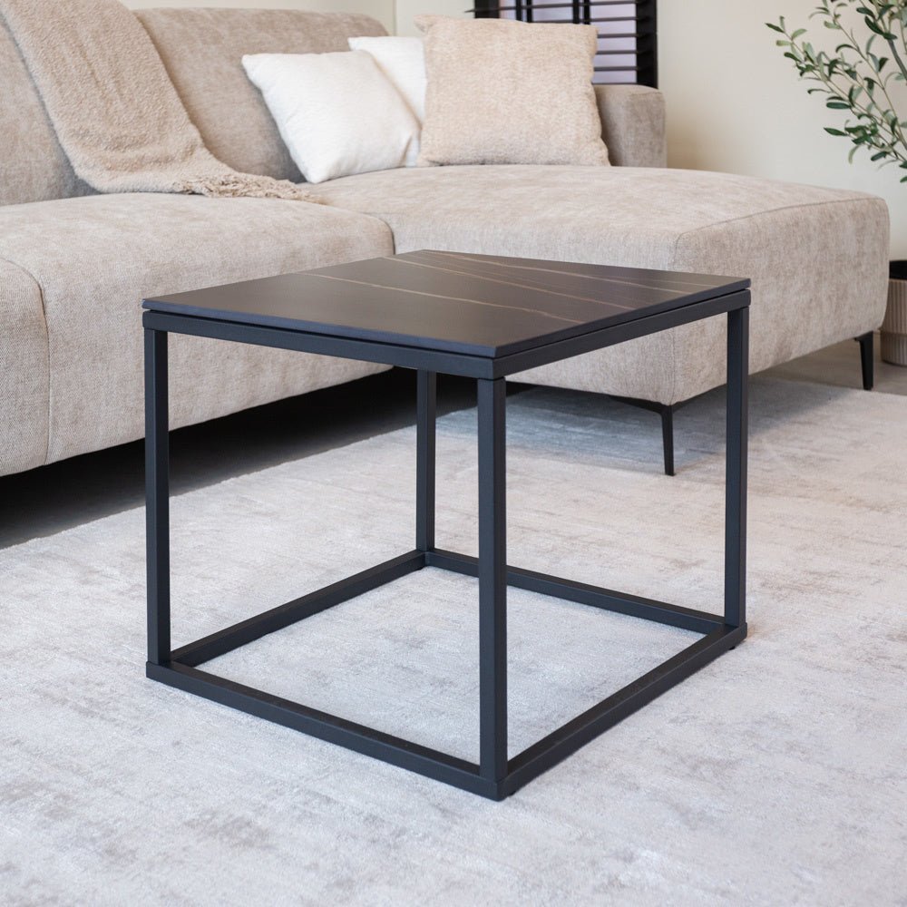 Tavolino Fien Dimehouse Nero LxPxH 63x63x10 Pietra sinterizzata Foto atmosferica vista frontale diagonale