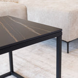 Tavolino Fien Dimehouse Nero LxPxH 63x63x10 Pietra sinterizzata Dettaglio fotografico atmosferico