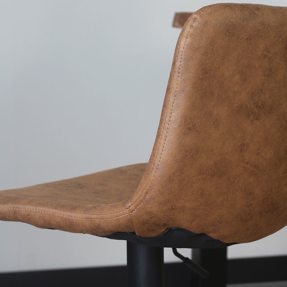 Sgabello da bar Boran Dimehouse Cognac LxLxH 55x54x53 Ecopelle Atmosferica dettaglio fotografico