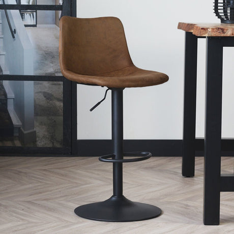 Sgabello da bar Boran Dimehouse Cognac LxPxH 55x54x53 Ecopelle Foto atmosferica diagonale vista frontale