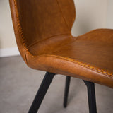 Sedia per sala da pranzo Barry Dimehouse Cognac LxPxH 69x66x48 Ecopelle Dettaglio fotografico atmosferico