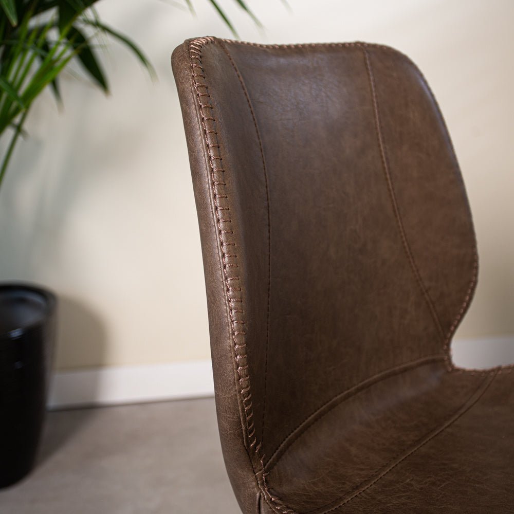 Sedia per sala da pranzo Barry Dimehouse Taupe LxWxH 69x66x48 Ecopelle Dettaglio fotografico atmosferico