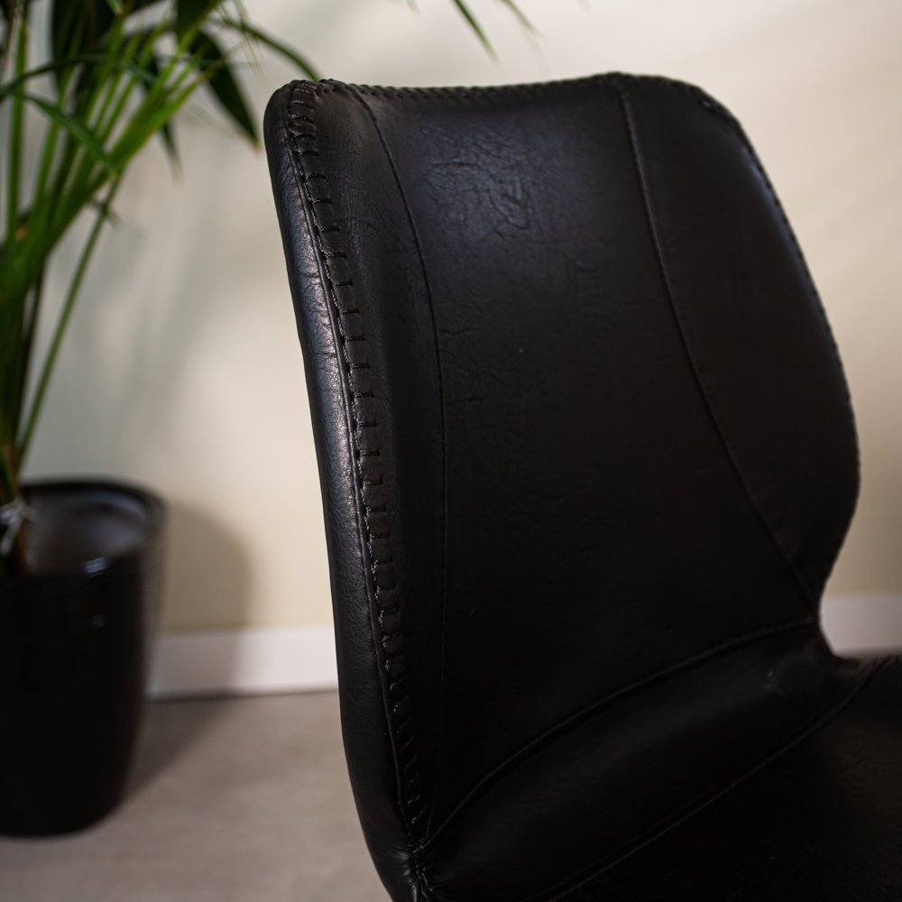 Sedia per sala da pranzo Barry Dimehouse Nero LxWxH 69x66x48 Ecopelle Dettaglio fotografico atmosferico