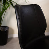 Sedia per sala da pranzo Barry Dimehouse Nero LxWxH 69x66x48 Ecopelle Dettaglio fotografico atmosferico