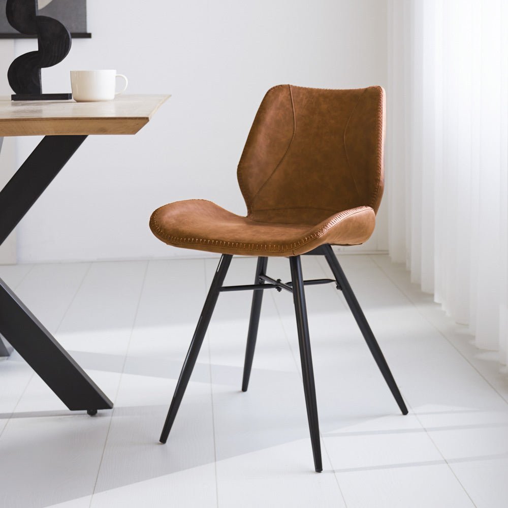 Sedia per sala da pranzo in pelle artificiale Beau Dimehouse Cognac LxPxH 72x68x50 Ecopelle Foto atmosferica diagonale vista frontale