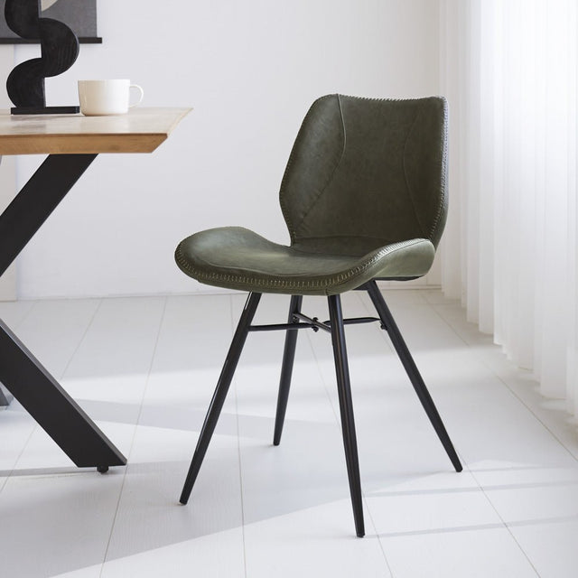 Sedia per sala da pranzo in pelle artificiale Beau Dimehouse Verde LxPxH 72x68x50 Ecopelle Foto atmosferica vista frontale diagonale