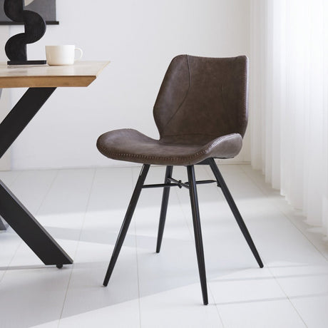 Sedia per sala da pranzo in pelle artificiale Beau Dimehouse Taupe LxWxH 72x68x50 Ecopelle Foto atmosferica vista frontale diagonale