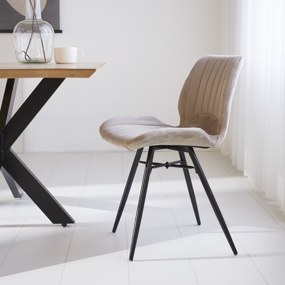Sedia per sala da pranzo Beau velluto Dimehouse Beige LxPxH 71x67x49 Tessuto Foto atmosferica vista laterale
