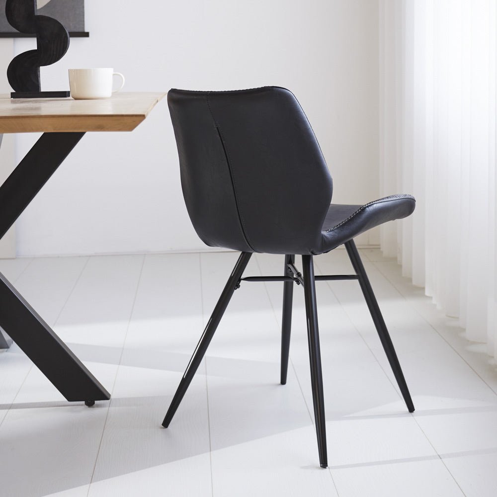 Sedia per sala da pranzo in pelle artificiale Beau Dimehouse Nero LxPxA 72x68x50 Ecopelle Foto atmosferica diagonale vista posteriore