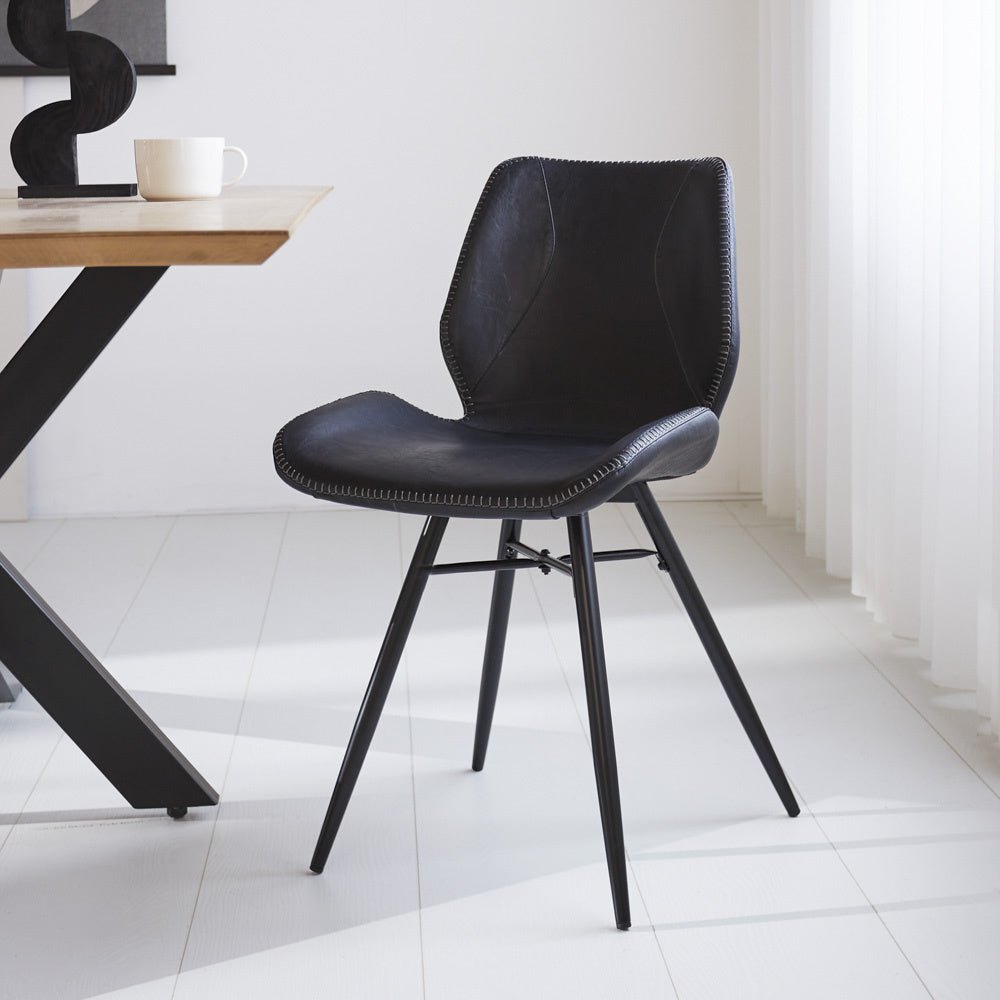 Sedia per sala da pranzo in pelle artificiale Beau Dimehouse Nero LxPxH 72x68x50 Ecopelle Foto atmosferica vista frontale diagonale