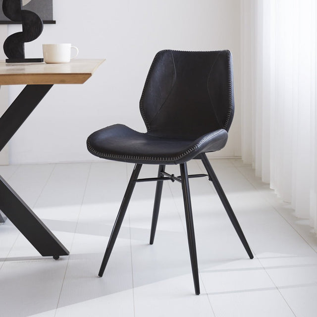 Sedia per sala da pranzo in pelle artificiale Beau Dimehouse Nero LxPxH 72x68x50 Ecopelle Foto atmosferica vista frontale diagonale