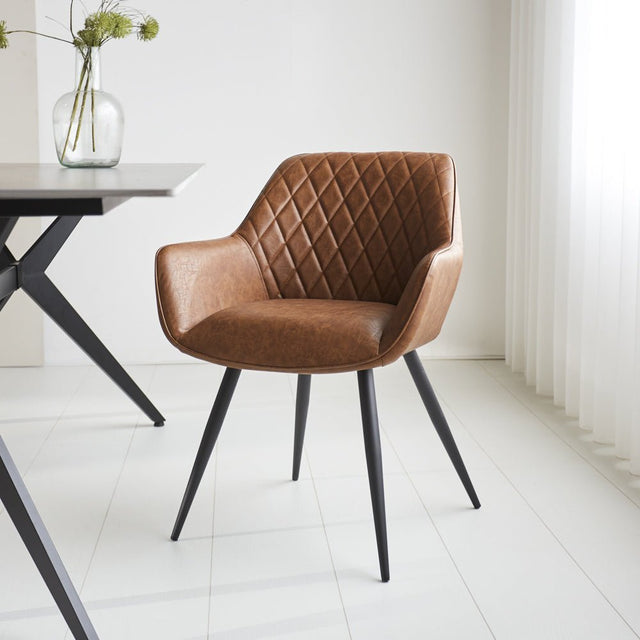 Sedia per sala da pranzo Cara Dimehouse Cognac LxPxH 78x65x57 Ecopelle Foto suggestiva vista diagonale frontale