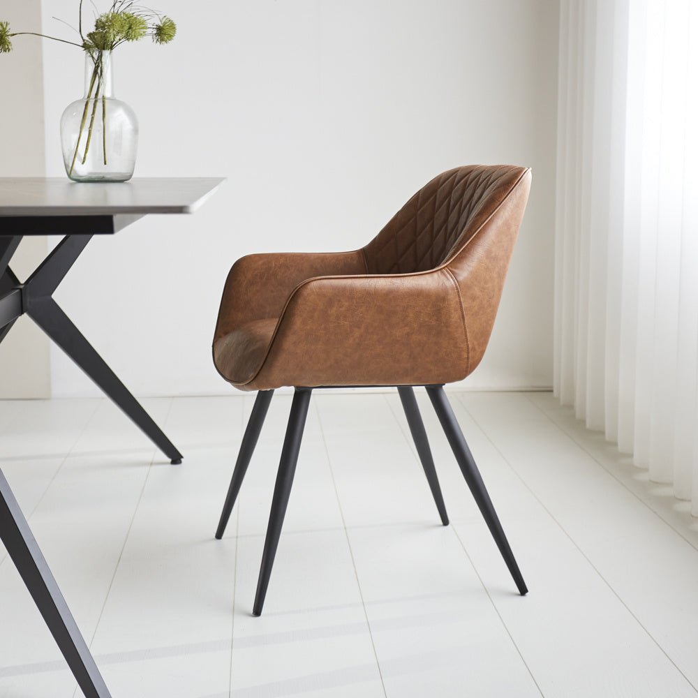 Sedia per sala da pranzo Cara Dimehouse Cognac LxPxH 78x65x57 Ecopelle Foto atmosferica vista laterale