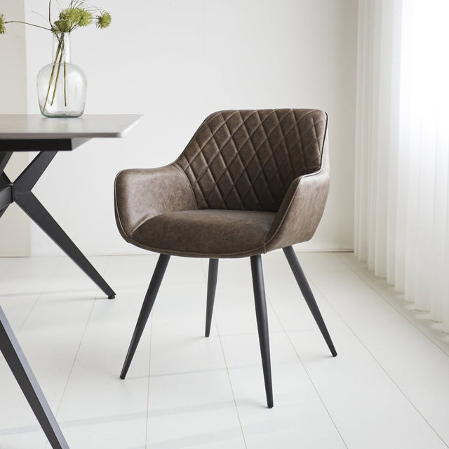 Sedia per sala da pranzo Cara Dimehouse Taupe LxWxH 78x65x57 Ecopelle Foto atmosferica vista frontale diagonale