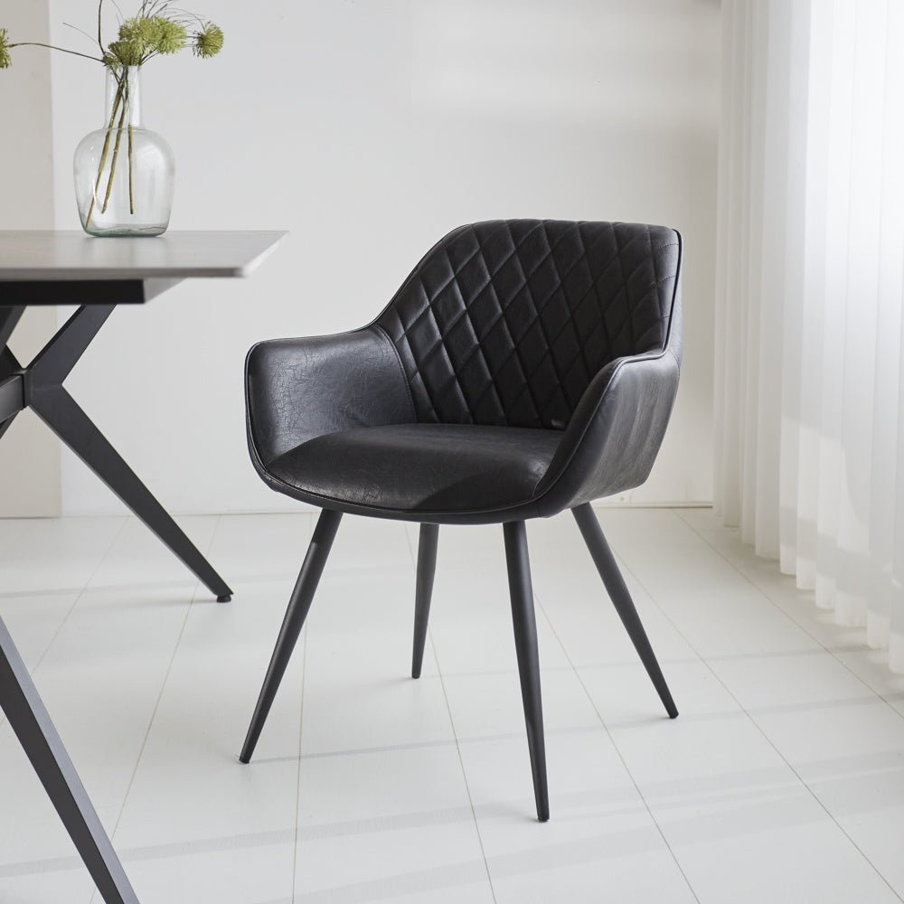 Sedia per sala da pranzo Cara Dimehouse Nero LxPxA 78x65x57 Ecopelle Foto atmosferica vista frontale diagonale