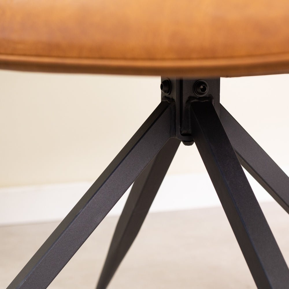 Sedia per sala da pranzo Gian Dimehouse Cognac LxPxH 73x65x50 Ecopelle Dettaglio fotografico atmosferico