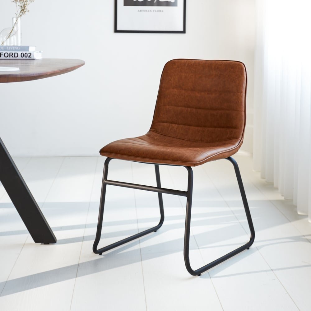Sedia per sala da pranzo Mark Dimehouse Cognac LxPxH 74x56x54 Ecopelle Foto atmosferica vista frontale diagonale