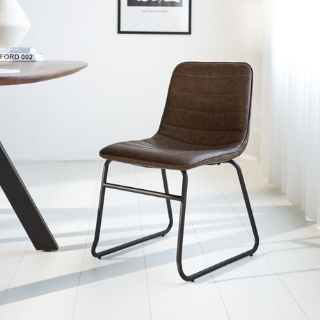 Sedia per sala da pranzo Mark Dimehouse Taupe LxWxH 74x56x54 Ecopelle Foto atmosferica vista frontale diagonale