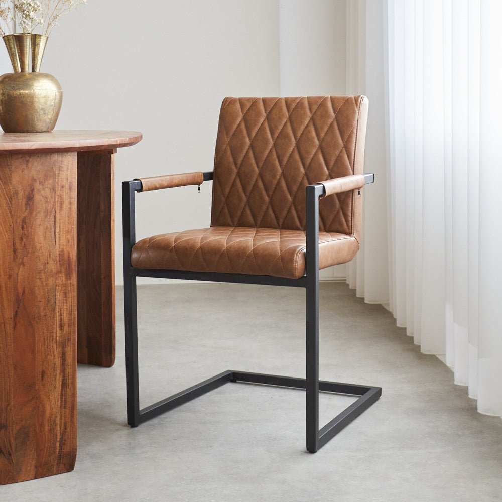 Sedia per sala da pranzo Ruben Dimehouse Cognac LxPxH 71x59x58 Ecopelle Foto atmosferica diagonale vista frontale