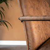 Poltroncina Hailey in ecopelle Dimehouse Cognac LxLxH 66x64x37 Ecopelle Atmosferica dettaglio fotografico