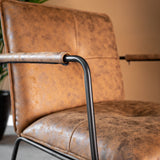 Poltroncina Hailey in ecopelle Dimehouse Cognac LxLxH 66x64x37 Ecopelle Atmosferica dettaglio fotografico