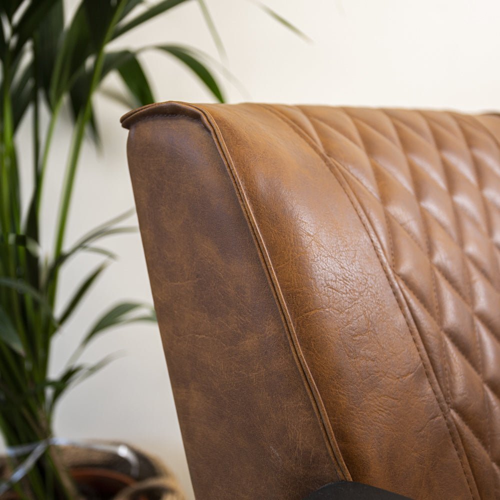 Poltrona Pietro Dimehouse Cognac LxPxH 68x62x45 Ecopelle Dettaglio fotografico atmosferico
