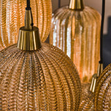 Lampada a sospensione Olaf DH Interni Vetro color ambra LxPxH 96x47x46 Vetro color ambra Dettaglio fotografico atmosferico