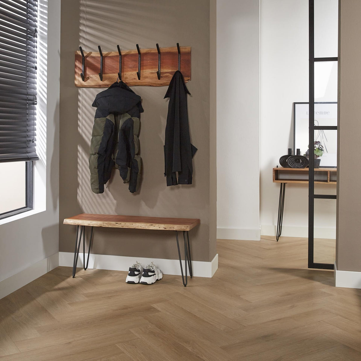 Appendiabiti Levi DH Interior Acacia LxPxH 105x38x15 Legno di acacia Foto atmosferica vista frontale diagonale