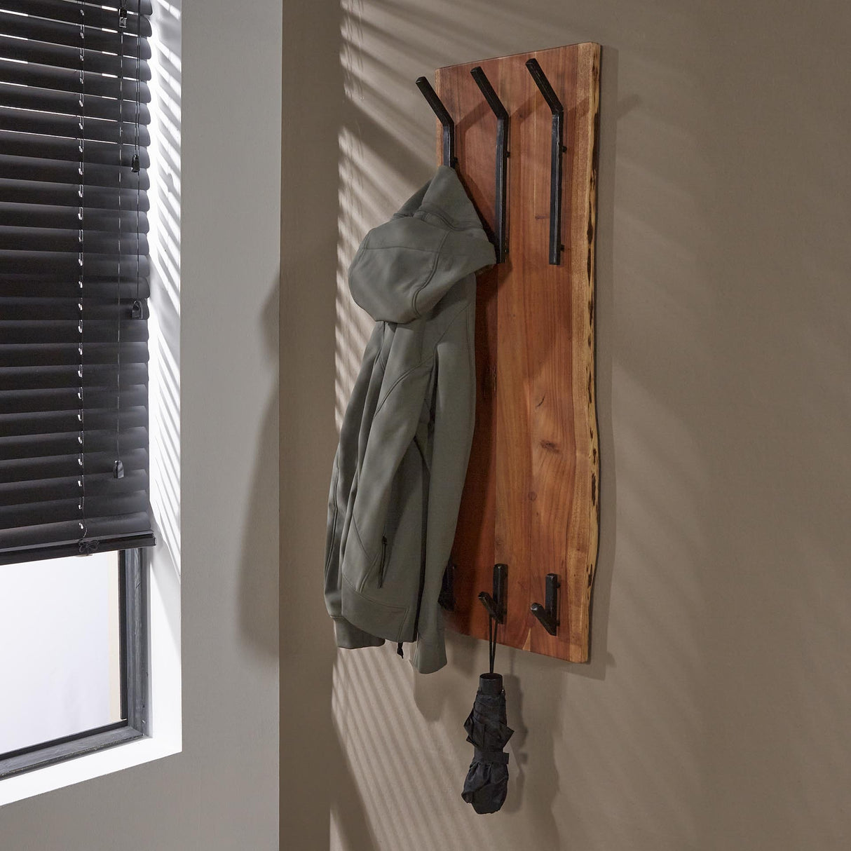 Appendiabiti Levi DH Interior Acacia LxLxH 110x36x27 Legno di acacia Foto atmosferica vista frontale diagonale