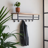 Appendiabiti Niels DH Interior Acacia LxPxH 102x37x30 Legno di acacia Foto atmosferica vista frontale diagonale