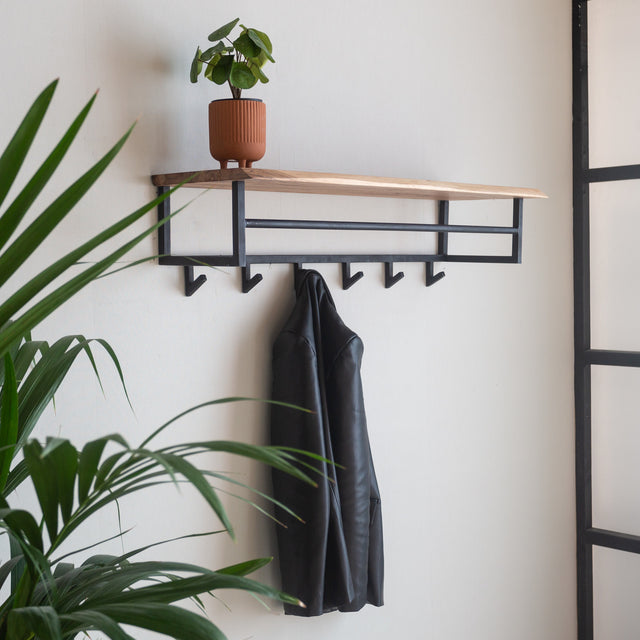 Appendiabiti Niels DH Interior Acacia LxPxH 102x37x30 Legno di acacia Foto atmosferica vista frontale diagonale