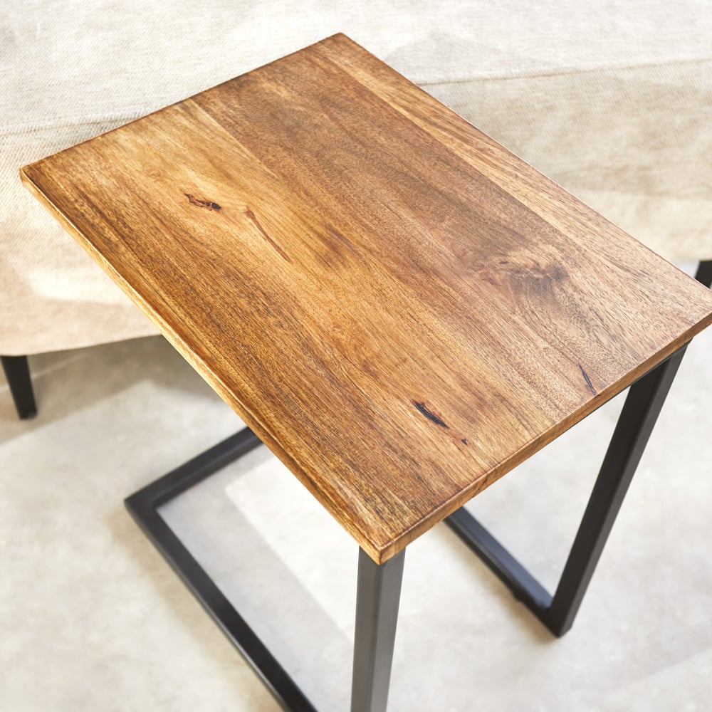 Tavolino Bavaro Basso Dimehouse Marrone LxPxH 57x48x36 Legno di mango Dettaglio fotografico atmosferico