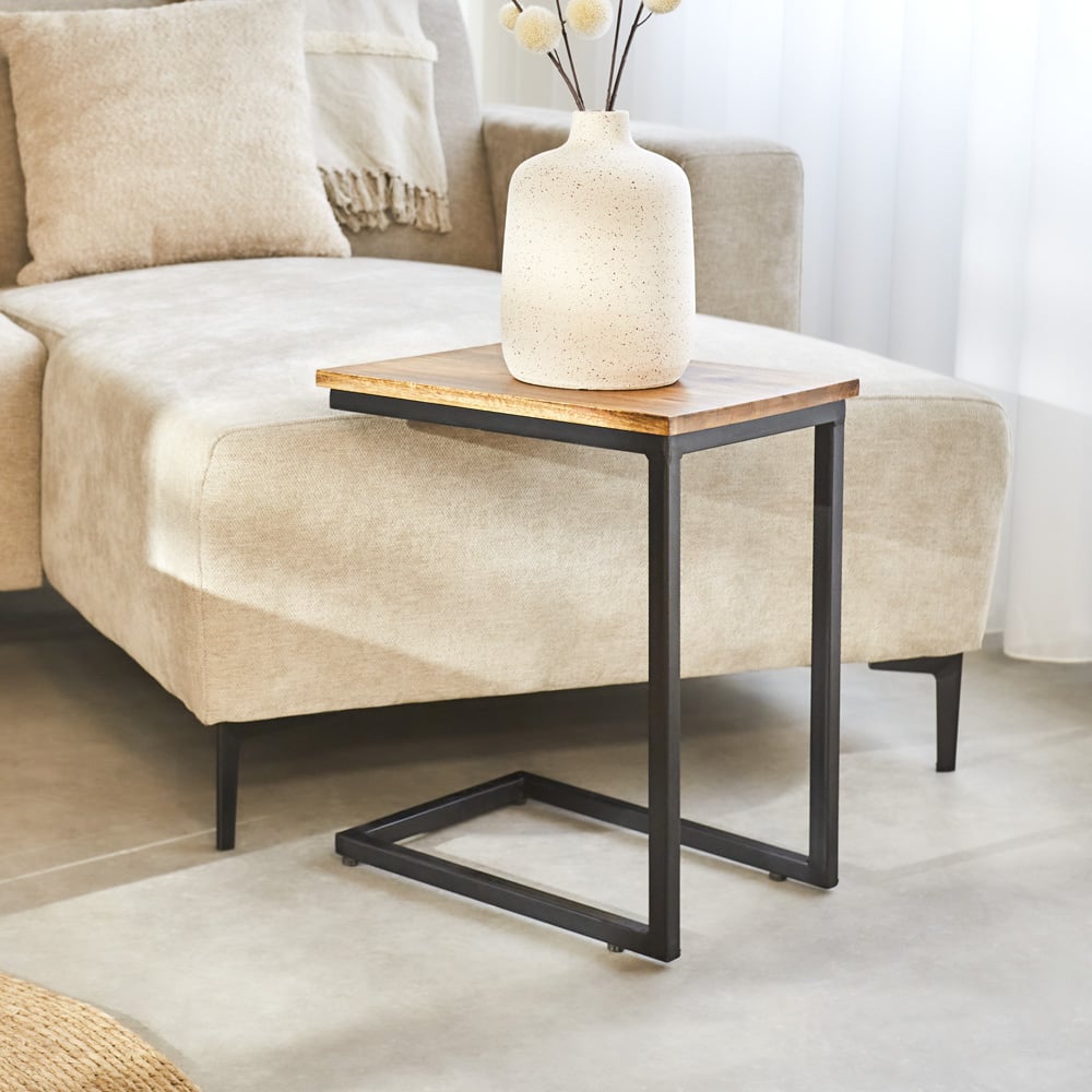 Tavolino Bavaro Basso Dimehouse Marrone LxPxH 57x48x36 Legno di mango Foto atmosferica vista frontale diagonale