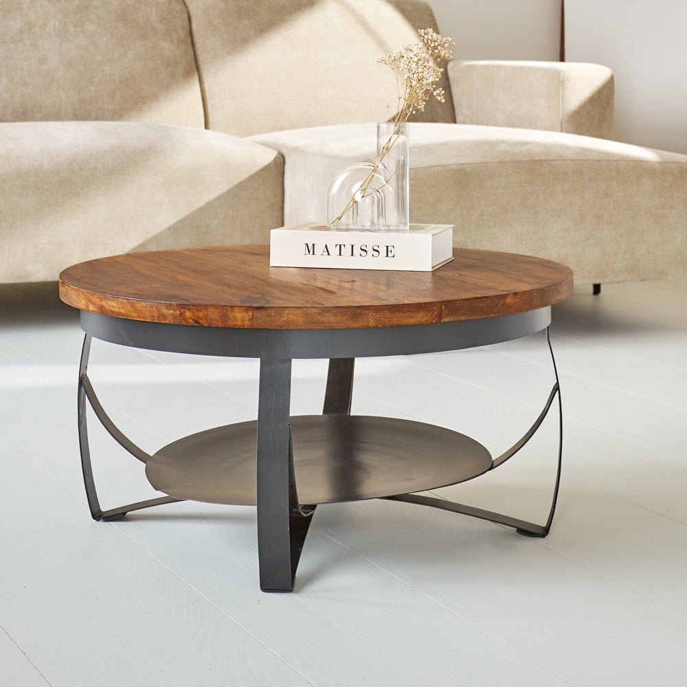 Tavolino Oxis Dimehouse Marrone LxPxH 79x77x48 Legno di mango Foto atmosferica vista frontale diagonale