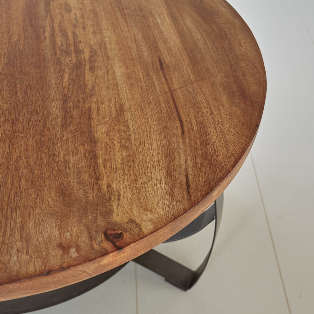 Tavolino Oxis Dimehouse Marrone LxPxH 79x77x48 Legno di mango Dettaglio fotografico atmosferico